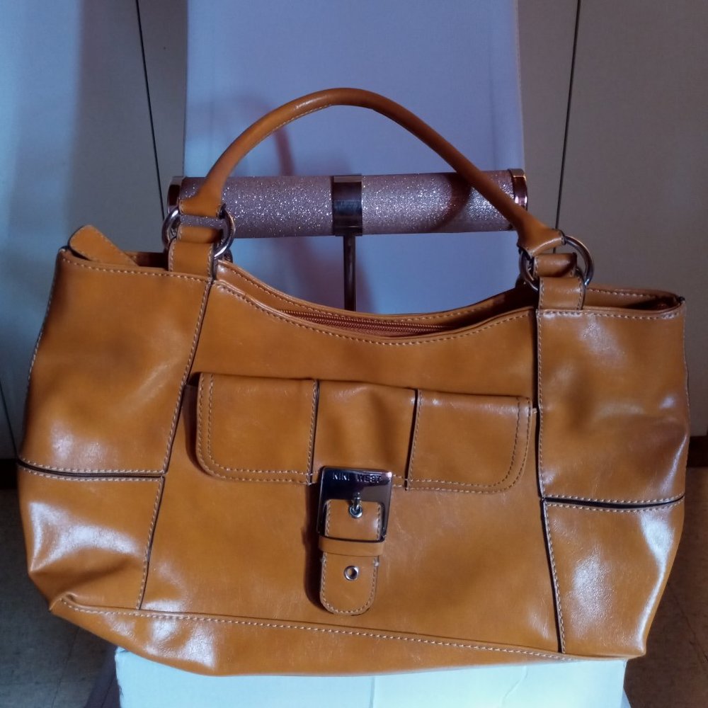 Nine West hand bag, medium size, and mustard color. Perfect for the Spring!